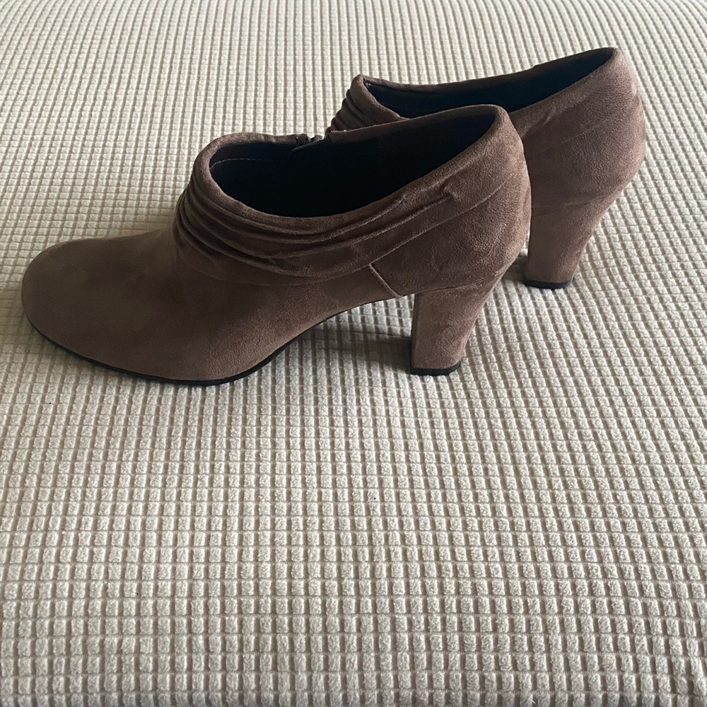 AEROSOLES Like New Suede Heeled Booties for Women